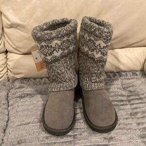 NWT Muk Luks Janie Boot Lt Grey Size 9 (never worn)